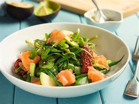Dosi e procedimento per un classico antipasto senza. Insalata al salmone affumicato: la ricetta di un piatto ...