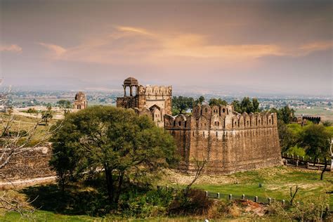 Top 10 Historical Places In Pakistan That You Must Visit | Urdu Wisdom