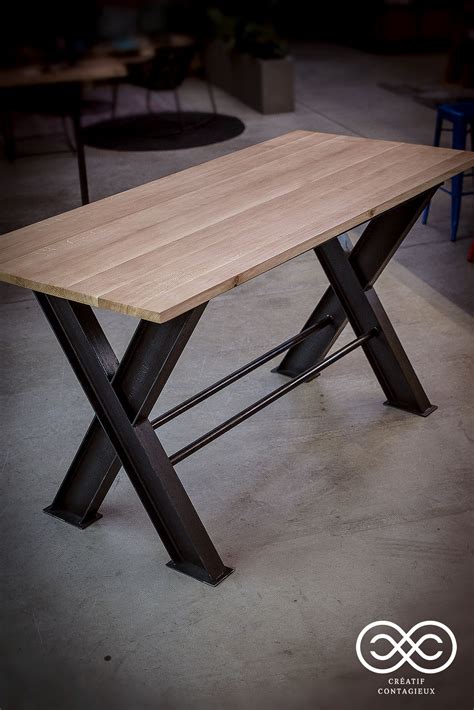 A system for attaching a table top to a table or desk underframe, wherein the underframe consists of a set of legs interconnected by crossbars (6). TABLE HAUTE AVEC PIETEMENT IPN - Créatif contagieux