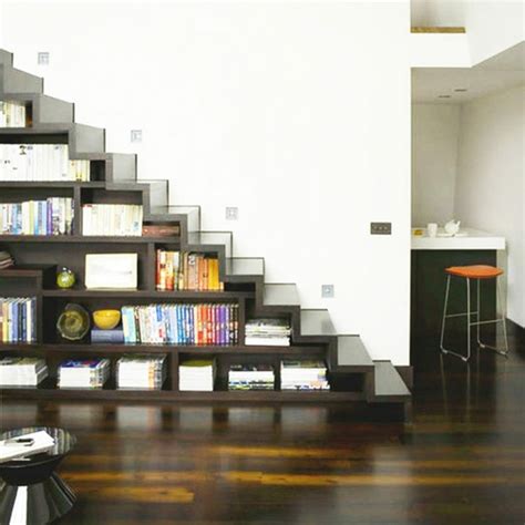 Idéal à placer sous un toit en pente ou un escalier. Quel meuble sous escalier choisir? - Archzine.fr