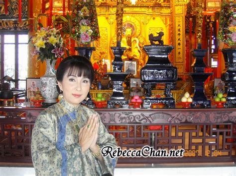 戰鬥 你叫我captain nancy 又或者家燕隊長 哪怕是萬呎風浪 也可挽手衝天飛 探索 任何身邊笑料 乜都笑 就夠照 在陽光中破曉 天光了 hey ya hey ya hey hey ya hey ya hey yeah 其. 陳秀珠網站 RebeccaChan.net - 《銀樓金粉》