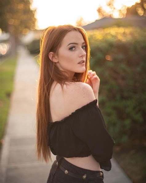pin by michael murphy on red ladies beautiful redhead senior pictures poses red hair