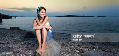 Teenage Girls Barefoot Stockfotos En Beelden Getty Images