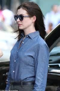 Anne Hathaway Sports Wet Hair As She Takes Cover Under