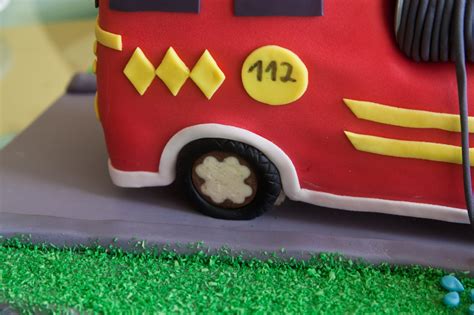 Kuchen aus der form lösen. 3D Torte Feuerwehrauto mit Rezept und Anleitung