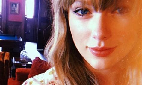 Taylor Swift Shares Her First Selfie In Weeks On Instagram Daily Mail