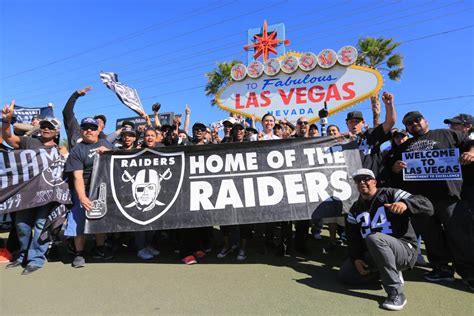 Raiders Fans Celebrate Draft At Las Vegas Welcome Sign — Video Las