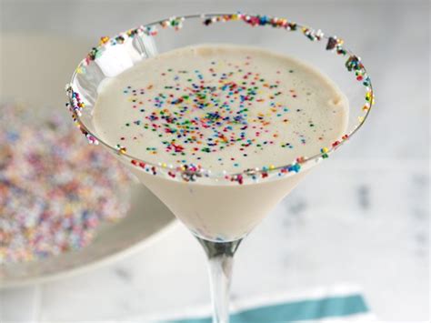 Your new favorite martini tastes like a christmas cookie! Christmas Goodness: Sugar Cookie Martini