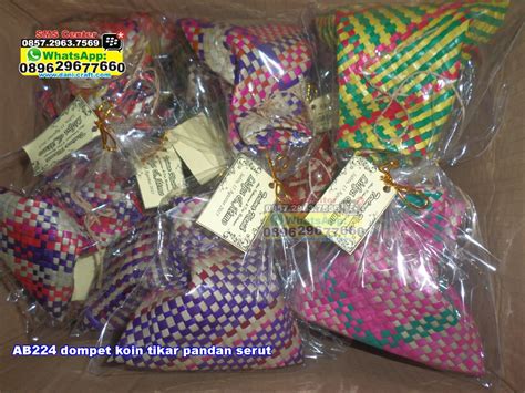 Harganya bervariasi, tergantung dari corak, warna, maupun ukurannya. Dompet Koin Tikar Pandan Serut | Souvenir Pernikahan