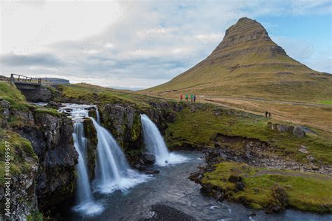 Foto De Kirkjufell Mountain With Waterfalls Kirkjufell Is A 463 M High