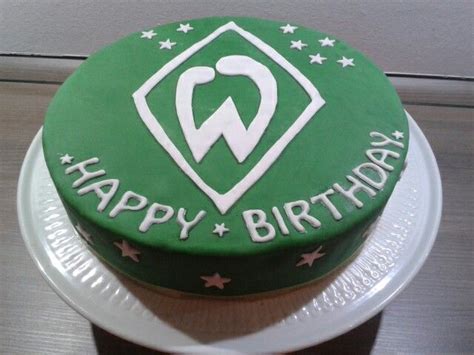 Fluffige kleine kuchen und verführerische quarkcreme, wer kann da. Werder Bremen Torte gefüllt mit Schokoboden und ...