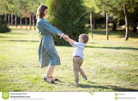Mama Que Juega Con El Hijo Foto De Archivo Imagen De Hermoso 60573874