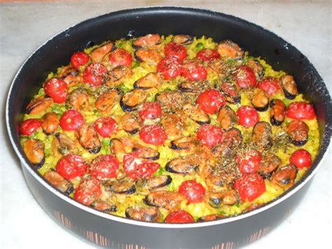 Questa è una ricetta squisita che sa di mare, di terra e di sapori forti della cucina. Ricetta Tiella con patate ciliegini riso e cozze, calorie ...