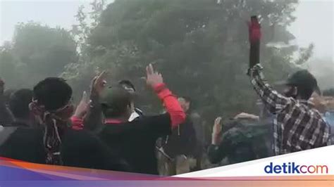 Gunung rowo indir, gunung rowo videoları 3gp, mp4, flv mp3 gibi indirebilir ve indirmeden izleye ve dinleye bilirsiniz. Viral Video Pendaki Dugem di Puncak Gunung Dempo Sumsel