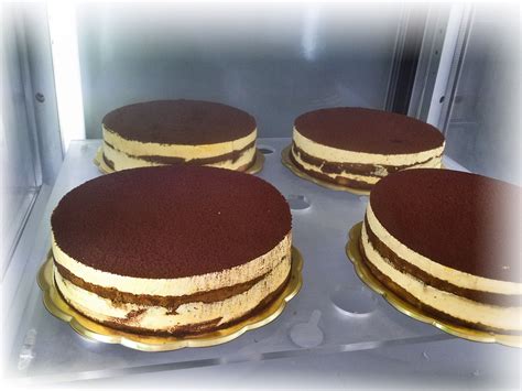 Torta con pan di spagna ( fatto in casa ) alto e soffice come la neve farcito con una crema pasticcera delicata e sublime con fragole fresche. Torta tiramisu': Semifreddo con pan di spagna al caffe e ...