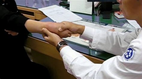 The finkelstein test is used to help diagnose de quervain's tenosynovitis for patients who are experiencing wrist pain. Finkelstein test for De Quervain's Tenosynovitis - YouTube