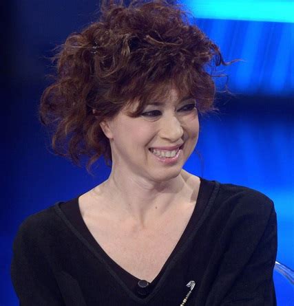 Veronica pivetti (milano 1965), attrice, doppiatrice, conduttrice televisiva e radiofonica, ha recitato tra l'altro in viaggi di nozze di carlo verdone e ha condotto il festival di sanremo 1998. Veronica Pivetti, delusa dagli uomini, vive con una donna ...