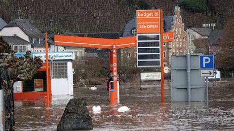 Anwohner und rettungskräfte versuchen gegen die überflutungen und gefahren anzukämpfen. Schnee, Regen, Überschwemmungen: So heftig haben die ...