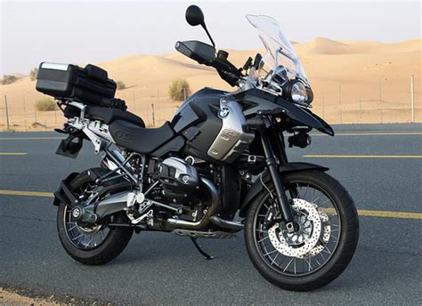 Bmw motorrad ha actualizado su modelo referente dentro del segmento de las motos trail, la r 1250 gs y que cambiaba de denominación por su ampliación de cilindrada. BMW BMW R1200GS Triple Black - Moto.ZombDrive.COM