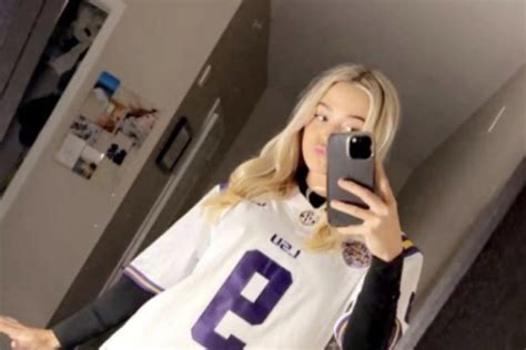 Olivia Dunne Goes Bottomless Showing Off Thighs In Lsu Joe Burrow