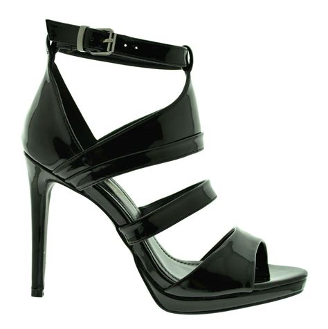 Le scarpe bianche eleganti e a tacco alto sono l'accessorio da scegliere quest'estate per le occasioni speciali.come cene a lume di candela, feste con gli amici, eventi chic. Scarpe sandali donna con tacco alto a spillo lucide scarpe ...