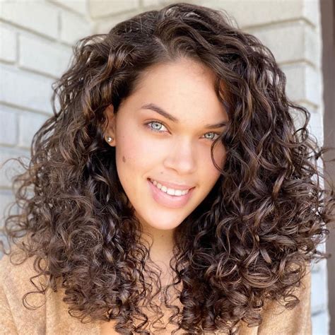 The 32 Best Shoulder Length Curly Hairstyles And Cuts Hairstyles Vip