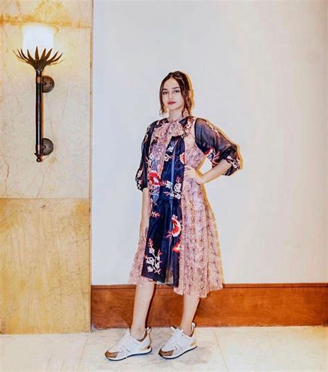 Namun dia menyantumkan emoji lirikan mata. Kian Matang, 10 Potret Syifa Hadju Pamer Body Goals, Makin Dewasa!