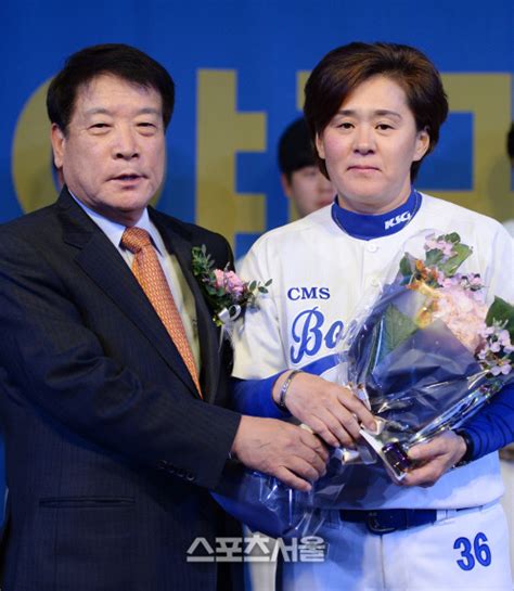 소속사에 따르면 이지훈은 코로나19로 인해 일본을 오갈수도 없는. 스포츠서울 - SS포토 서울CMS여자야구단 김주현, 우수선수상 수상!