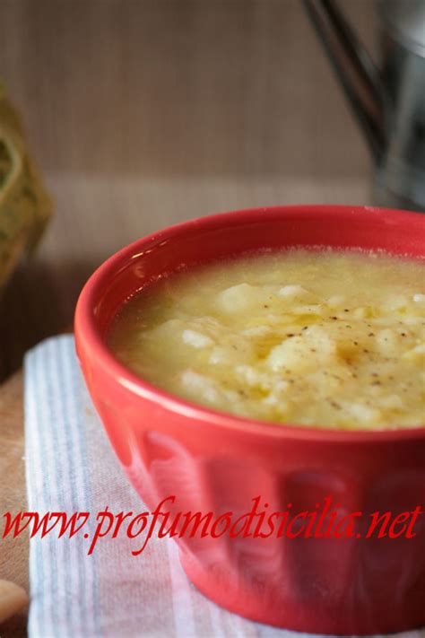 Portare ad ebollizione una pentola di acqua salata quindi versare la verza tagliata, la patata a tocchetti e la pasta. Riso con Verza e Patate la ricetta della Pianura Padana ...