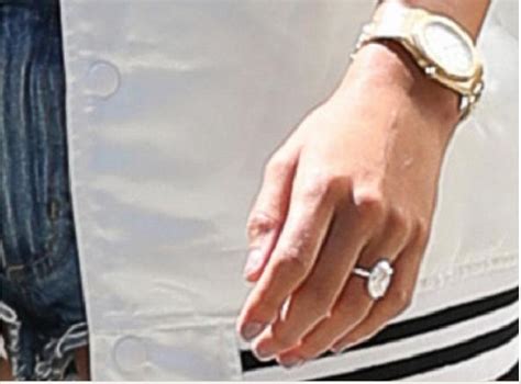 Mau tahu dong berapa sebenarnya harga cincin tunangan dari justin bieber untuk hailey baldwin? Harga Cincin Tunangan Hailey Baldwin Rp 7,7 M, Apa Istimewanya? - Gaya Tempo.co
