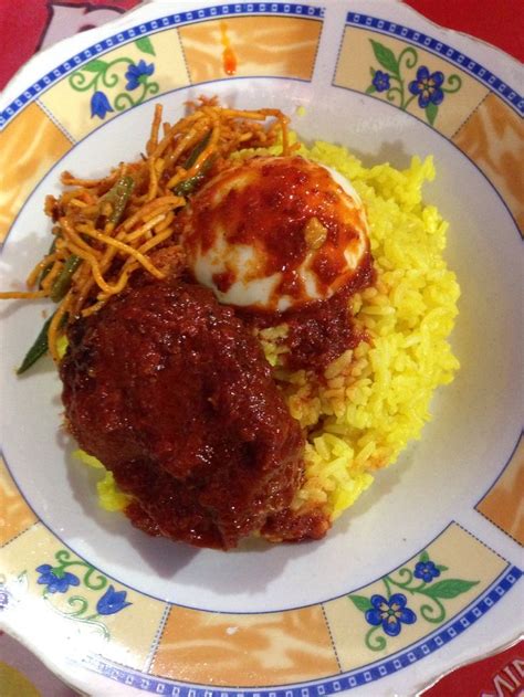 Makanan yang baik bisa membuat ikan cupang cepat besar dan lebih cantik. Nasi kuning ikan haruan Khas Samarinda #borneo | Makanan