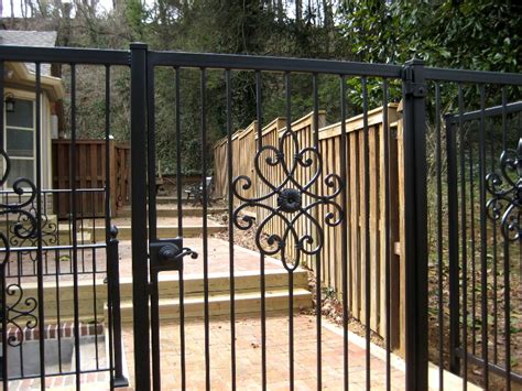 G013 Custom Courtyard Fencing And Gate Contemporary Patio Other