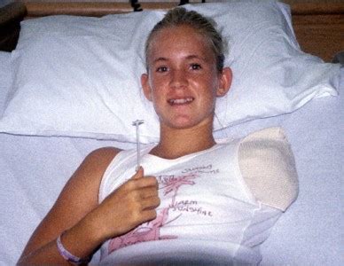 Surfing champion bethany hamilton continues to chase waves while tackling motherhood. LibrisNotes: Soul Surfer - the movie