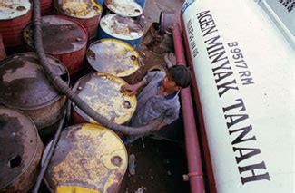 Penggunaan minyak tanah pada umumnya adalah untuk keperluan industri (seperti solvent) dan sebagian masih digunakan sebagai bahan bakar di rumah tangga (memasak, penerangan, dll). Dunia Rumah: Menghilangkan Bau Minyak Tanah Pada Tangan