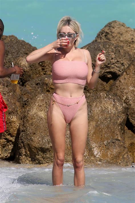 Caroline Vreeland Wears A Pink Bikini While At The Beach In Miami My Xxx Hot Girl