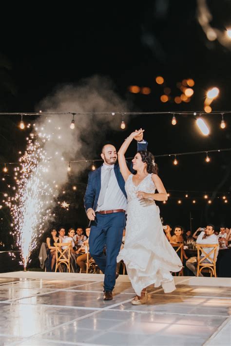 See authoritative translations of canción in english with example sentences, phrases and audio pronunciations. 50 canciones para el primer baile de casados, ¿cuál es su ...