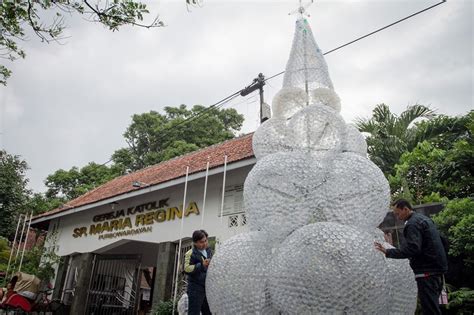 Coc contoh cemara merry clause sinter class cari cara ucapan bahan dengan huruf di luar negeri rumah kertas istana negara tahun sinterklas daur ulang sinterclas hiasannya kata. Pohon Natal Setinggi 6 Meter ini Terbuat dari Botol Bekas ...