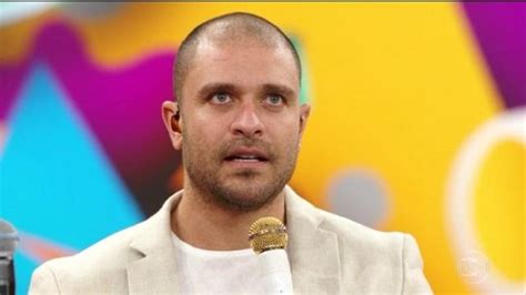 Antes só do que ser infeliz, foi uma delas. No Arquivo Confidencial, Diogo Nogueira ignora namorada e ...