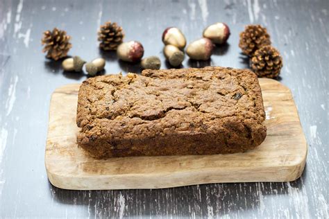 Line a deep 20cm cake tin with a double layer of baking parchment, then wrap a double layer of newspaper around the outside, tying it with string to secure. Carrot Christmas Loaf Cake | Sneaky Veg
