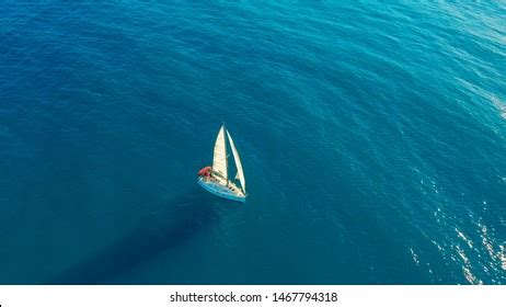 Aerial View Yacht Sailing On Open Foto De Stock 1467794318 Shutterstock