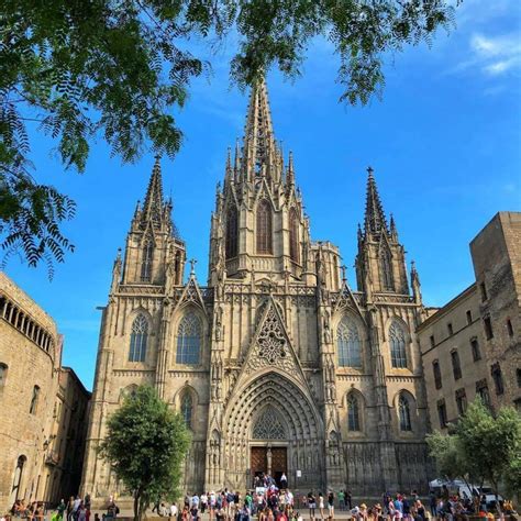 Spain is a storied country of stone castles, snowcapped mountains, vast monuments, and sophisticated cities. جولة فريدة في الحي القوطي في برشلونة اسبانيا | تورنا