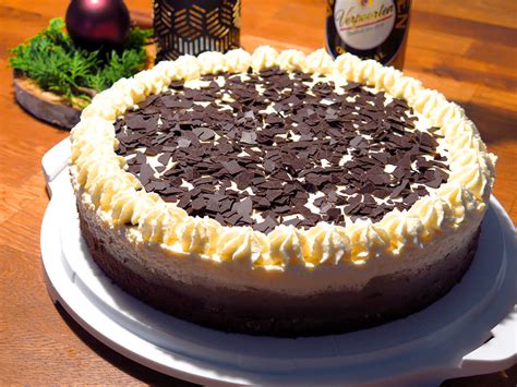Mit geriebener schokolade verzieren und mit eierlikör beträufeln. Weihnachtliche Schoko-Birnen Torte mit Verpoorten Original ...