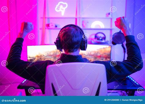 Gamer Holding His Head With Both Hands And Having A Frustrated Mood