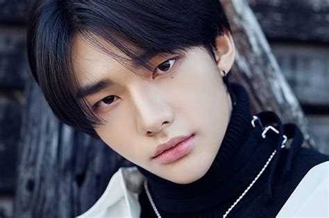 Yellow wood on june 19, 2019 with the song side effects as the title track. Hyunjin (Stray Kids) - generasia
