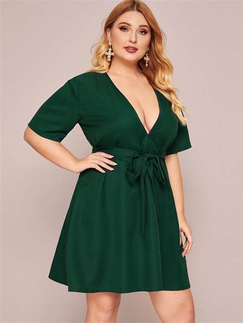 Empire style dress should be the best choice for girls with apple shaped body. КЪСА РОКЛЯ С КОЛАН В МАСЛЕНО ЗЕЛЕНО in 2020 | Flattering ...