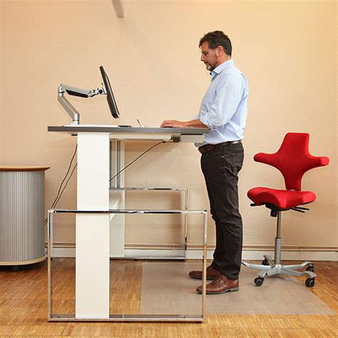 Vermeide „statisches stehen und wechsle auch im stand die haltung ; Ergonomie: Höhenverstellbare Schreibtische | sitz-art Lübeck