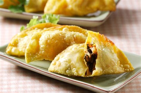 Olesi pinggiran kulit dengan air sebagai perekatnya. Resep Pangsit Goreng Udang Tomyam Enak, Isiannya Menggoda ...