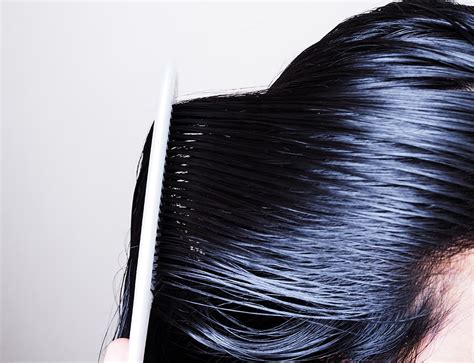 5 Tips On How To Prevent Oily Scalp And Dandruff