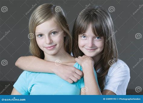 Portrait Du Sourire De Deux Filles Image Stock Image Du Fille Gris