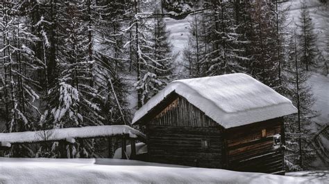 Download Wallpaper The House From The Snow Forest 5120x2880